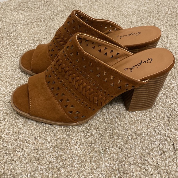 QUPID brown slip on peep toe heel sandals - Picture 2 of 6